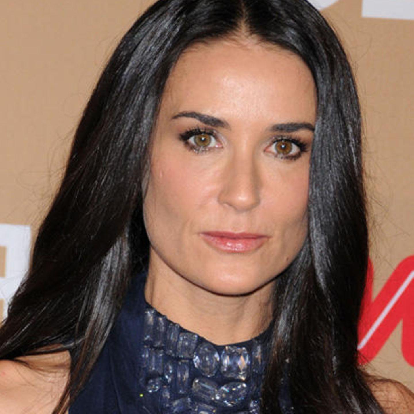 Demi Moore Shines at Beverly Hills Gala Amidst Sean Penns Affectionate Gesture
