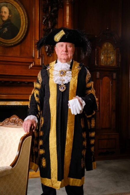 Hull’s 107th Lord Mayor Steve Wilson takes the chains – Hull City Council