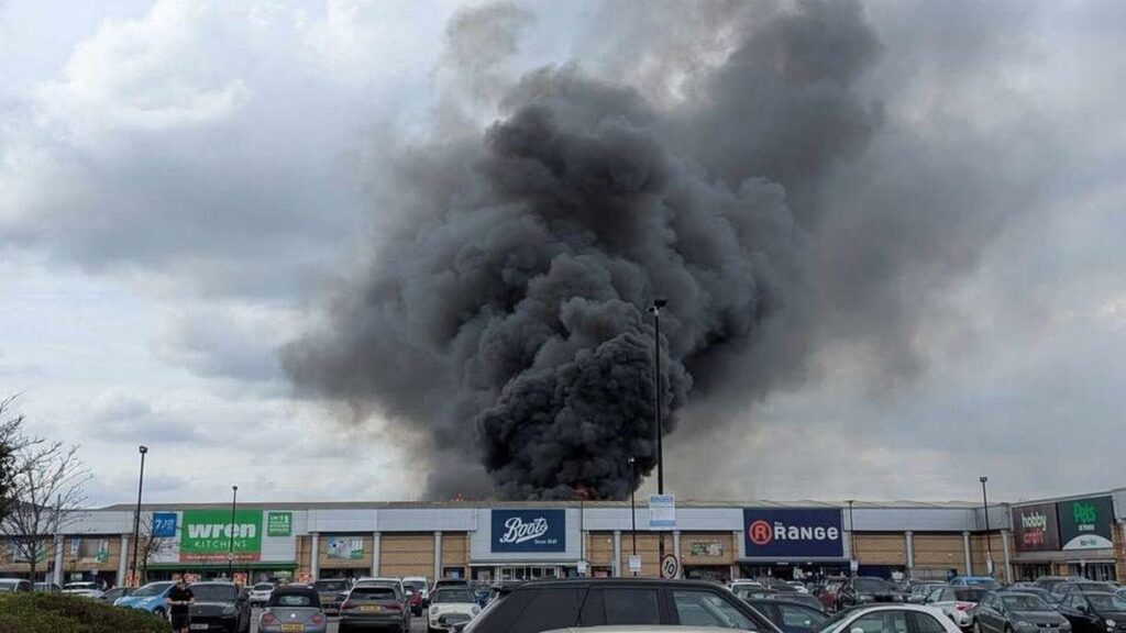 Huge Leeds scrap yard fire sees ‘explosions’ and ‘horrendous smells’ leaving residents terrified – Leeds Live