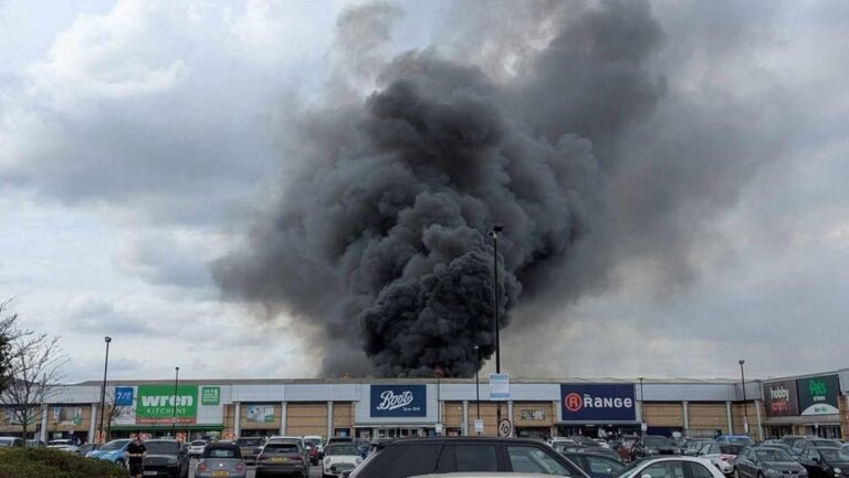 Huge Leeds scrap yard fire sees ‘explosions’ and ‘horrendous smells’ leaving residents terrified – Leeds Live