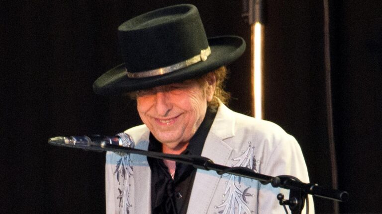 Bob Dylan to perform in Wolverhampton on UK tour – BBC