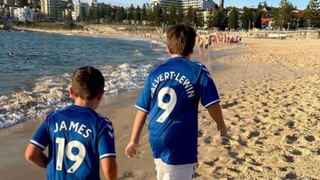 Aussie Everton fan jets in for Goodison’s last Merseyside derby – BBC