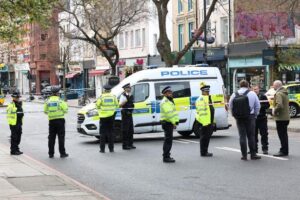 A1 Islington: Major road completely closed as car crashes into cafe – Daily Express