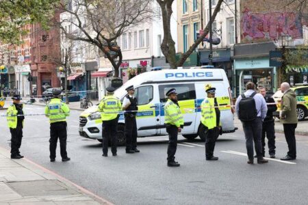 A1 Islington: Major road completely closed as car crashes into cafe – Daily Express