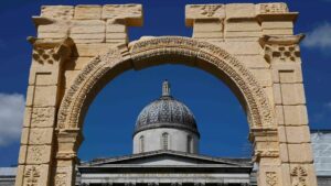 Palmyra’s Arch of Triumph recreated in London – BBC
