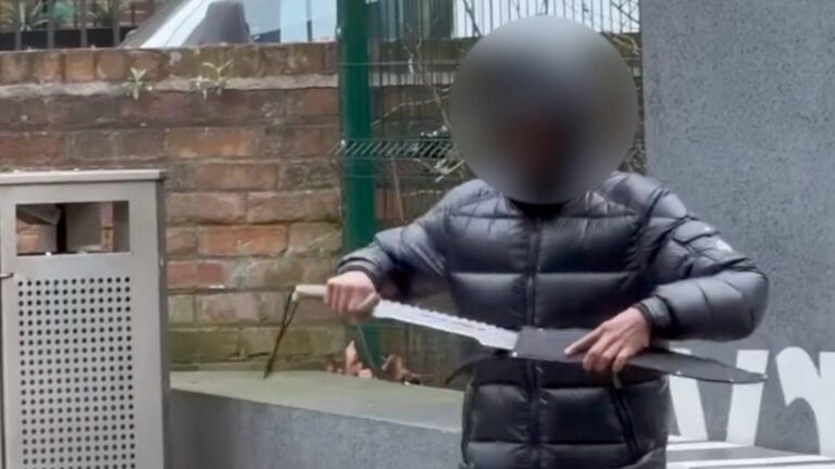Croydon stabbings: Hero tells how he fought off Argos warehouse knife attacker with fire extinguisher – London Evening Standard