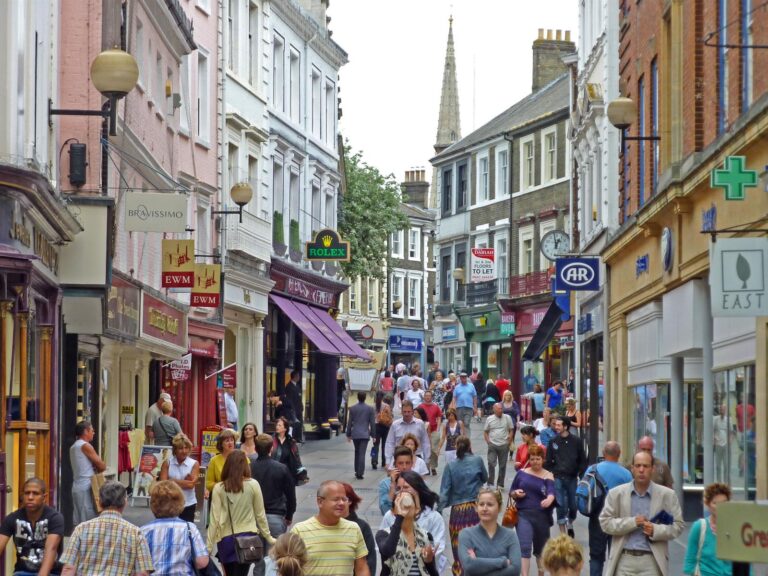 HUNDREDS queue for new shop opening in city shopping centre – Norwich Evening News