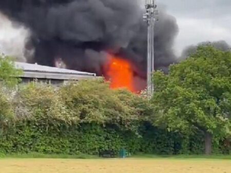 Eastwood: Crews tackle warehouse blaze near Southend-on-Sea – BBC