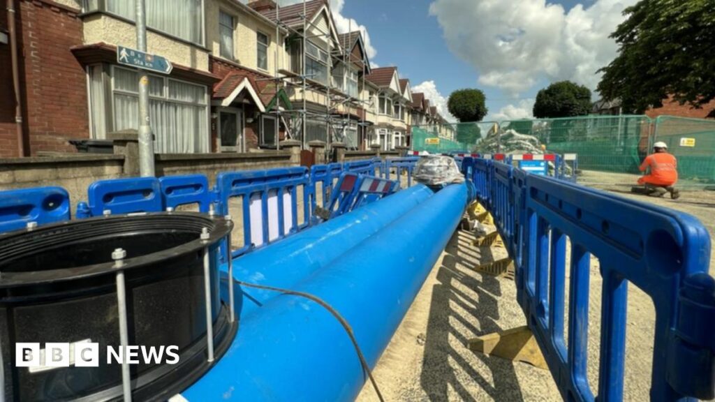 Swindon: Burst water main closes Mead Way – BBC