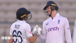 Pakistan vs England: Zak Crawley and Joe Root battle after Ben Duckett injury – BBC