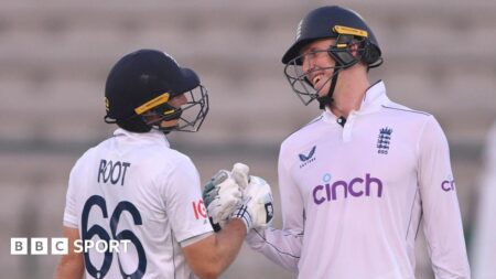 Pakistan vs England: Zak Crawley and Joe Root battle after Ben Duckett injury – BBC