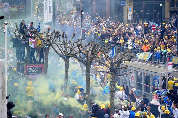 Thousands of Leeds fans descend on city centre as trophy parade produces wild scenes – MSN