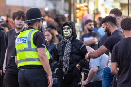 Far-right provocation fails in Peterborough, England as large crowd holds counter-demo – Anadolu Ajansı