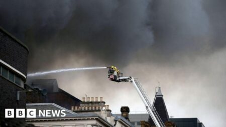 WATCH: Fire at storage building at Slades Farm – Yahoo News UK