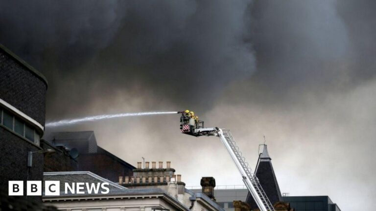 WATCH: Fire at storage building at Slades Farm – Yahoo News UK