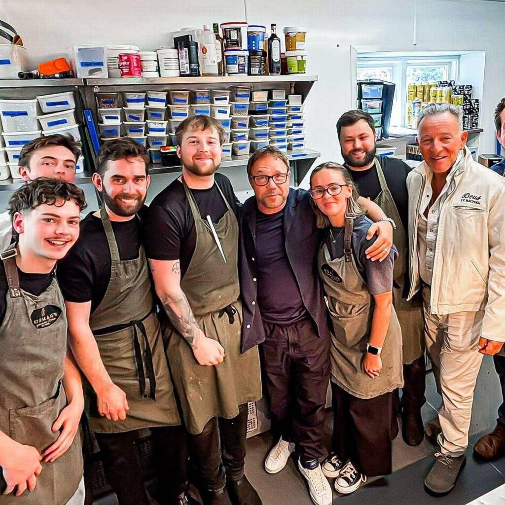Bruce Springsteen pictured eating out in Huddersfield with legendary UK actor – Manchester Evening News