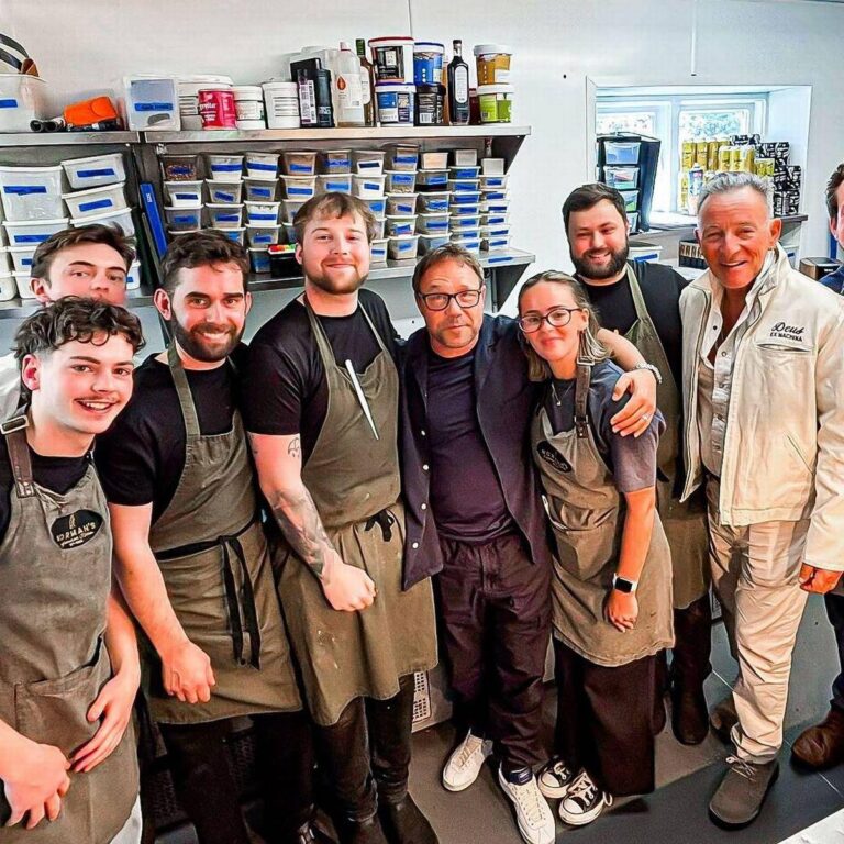 Bruce Springsteen pictured eating out in Huddersfield with legendary UK actor – Manchester Evening News