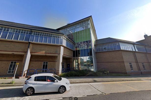 Arrest in hunt for ‘man with machete’ after incident in Wirral town centre – Wirral Globe