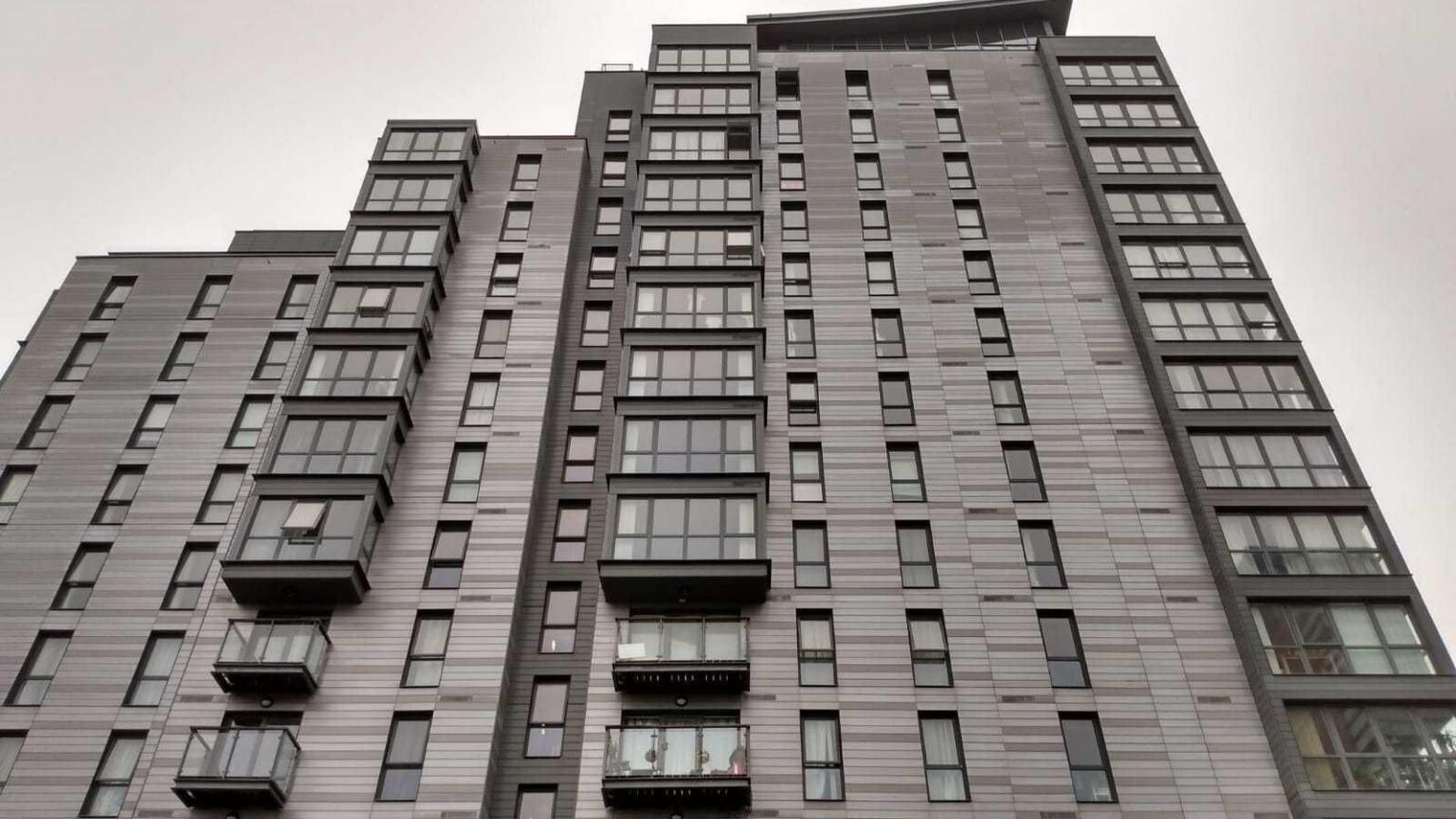 Slough flats residents ‘imprisoned’ over lift and sewage issues – BBC