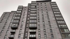 Slough flats residents ‘imprisoned’ over lift and sewage issues – BBC