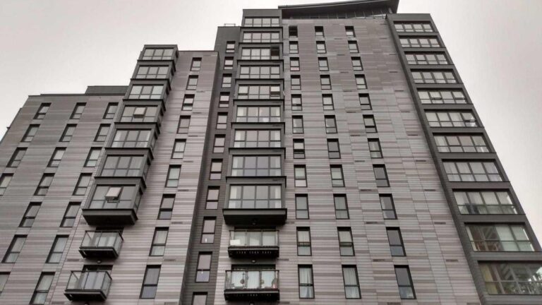 Slough flats residents ‘imprisoned’ over lift and sewage issues – BBC