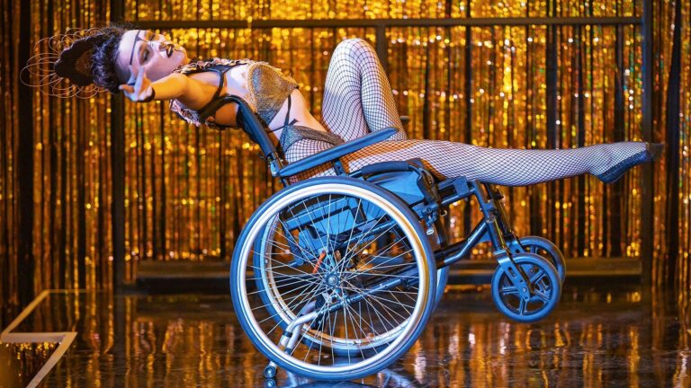 Leicester: Wheelchair user calls for more accessible clothing – BBC