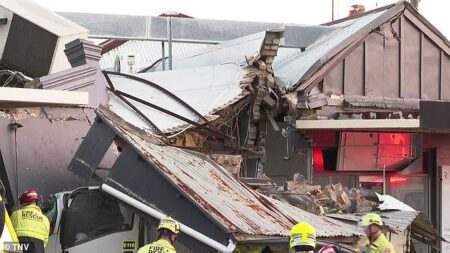 Bexley crash: Emergency response as truck driver becomes trapped after ploughing into a home – sparking traffic chaos – Daily Mail