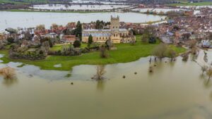 Floods RECAP: UK warned of more flooding this week with rivers set to rise today as Storm Bert wreaks havoc… – Daily Mail