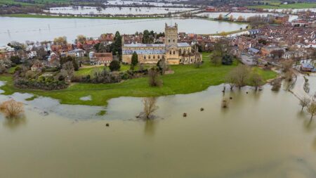 Floods RECAP: UK warned of more flooding this week with rivers set to rise today as Storm Bert wreaks havoc… – Daily Mail