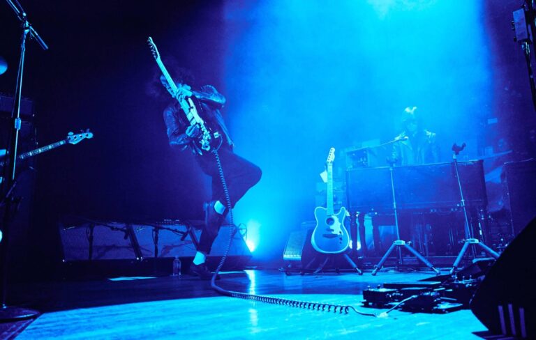 Jack White slams politicians and mocks high ticket prices at last-minute, intimate London show – NME