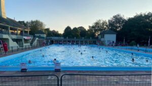 Solstice Peterborough Lido swimmers urged to be aware of heat – BBC