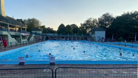 Solstice Peterborough Lido swimmers urged to be aware of heat – BBC