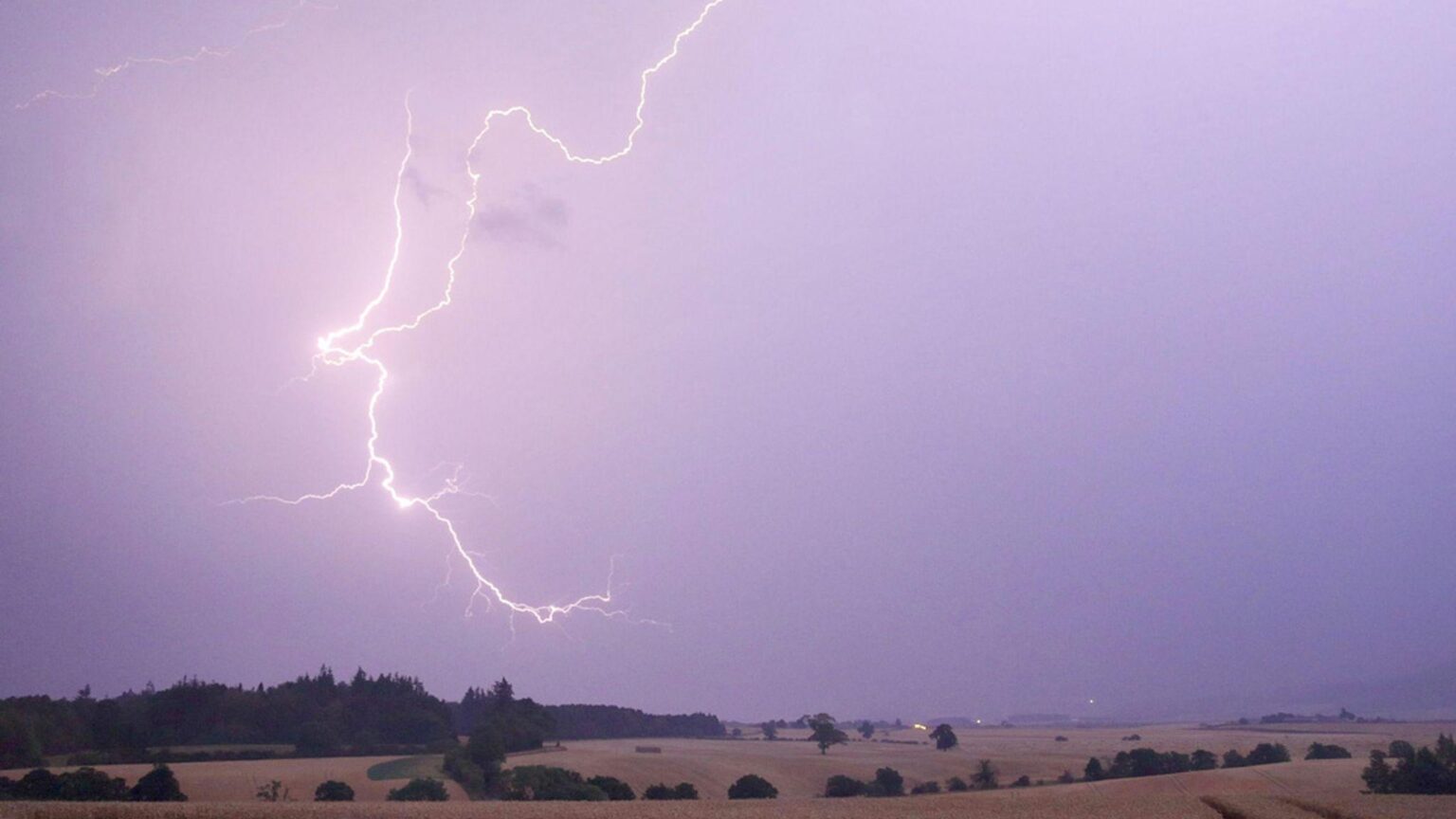 Heavy and thundery showers to hit parts of UK as thunderstorm warning activated – The Independent