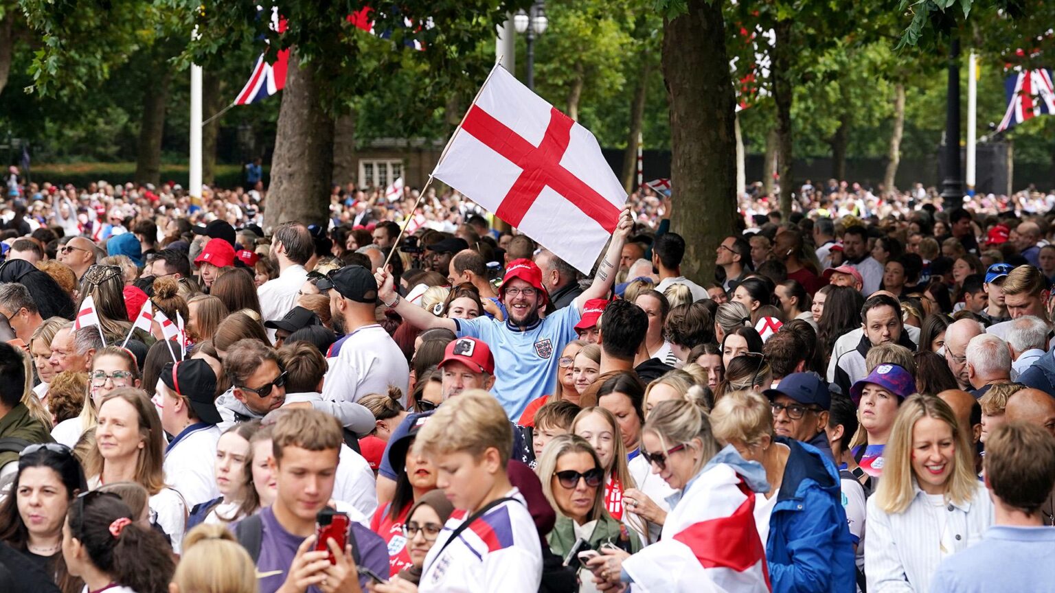 Victorious England Women’s ceremony lead by Portsmouth Royal Marines musicians as Lionesses lift Euros trophy – portsmouth.co.uk