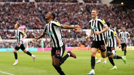 Newcastle United 3-0 Wolverhampton Wanderers: Alexander Isak scores again as Magpies equal club record – BBC