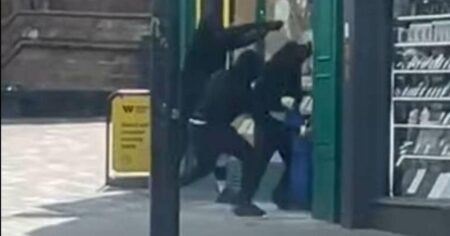 Thieves smash windows in Derby pawnbrokers raid – BBC