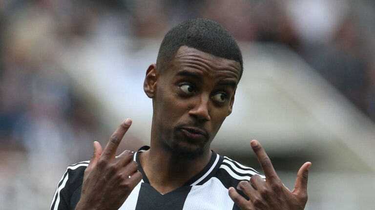 Alexander Isak tells Newcastle he wants to LEAVE as Liverpool consider £125m transfer – The Mirror