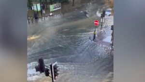 Burst water main floods Islington streets as dozens evacuated from their homes – The Independent