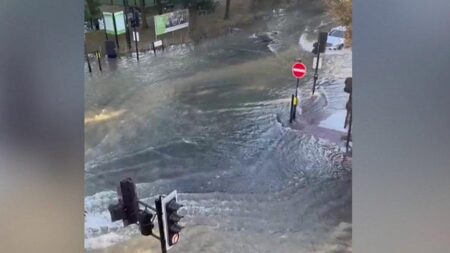 Burst water main floods Islington streets as dozens evacuated from their homes – The Independent