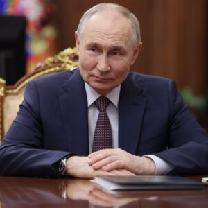 Ukraine’s Zelensky to meet UK PM in London ahead of Trump-Putin summit – Dawn