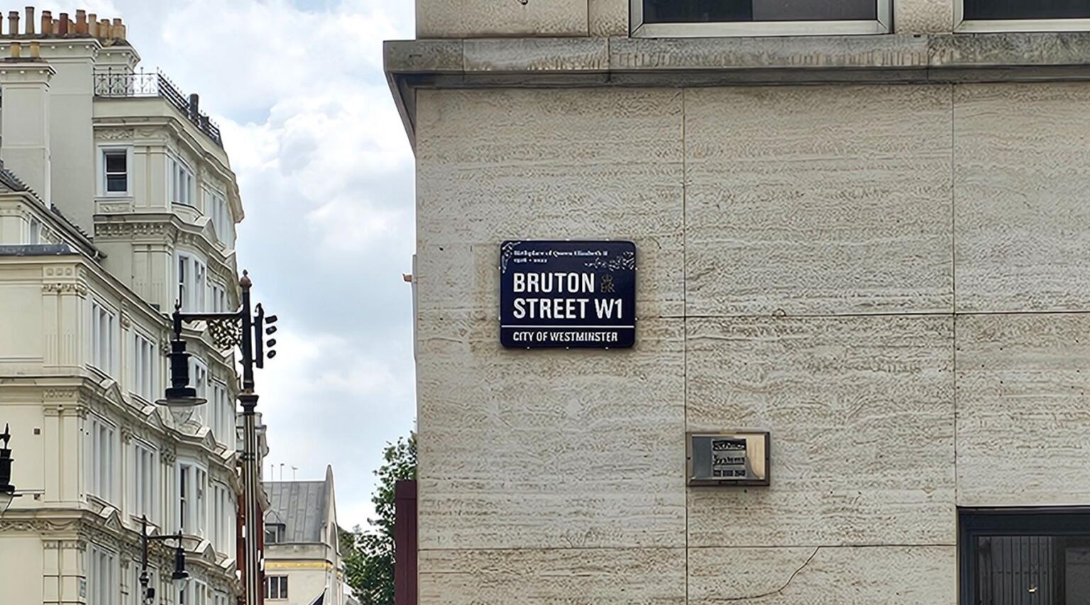 New street signs in Westminster honours Queen Elizabeth II’s birthplace – Westminster City Council