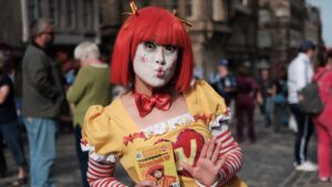 AC/DC fans gather outside Edinburgh hotel to try catch glimpse of legendary rockers – Edinburgh Live