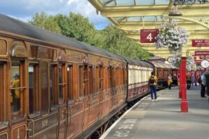 Bradford 2025 The Railway Children show features real steam train – BBC