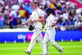 Duckett-Crawley partnership helps England score 225/2 against India in Manchester Test – The Economic Times