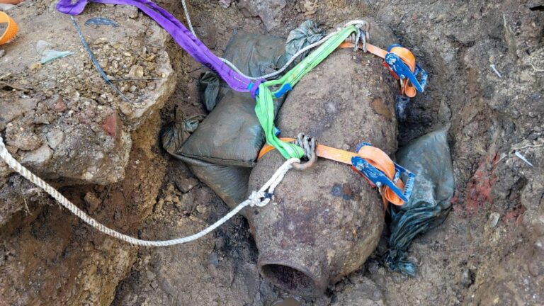 Divers honoured after Plymouth WW2 bomb bravery – BBC