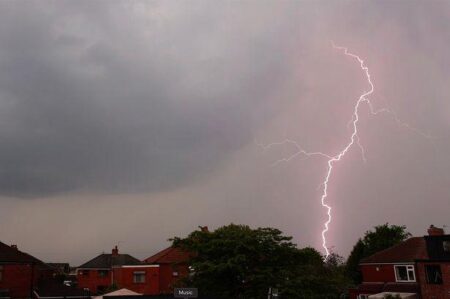 Met Office issues thunderstorm warning for Wigan as heavy, thundery showers forecast – Wigan Today