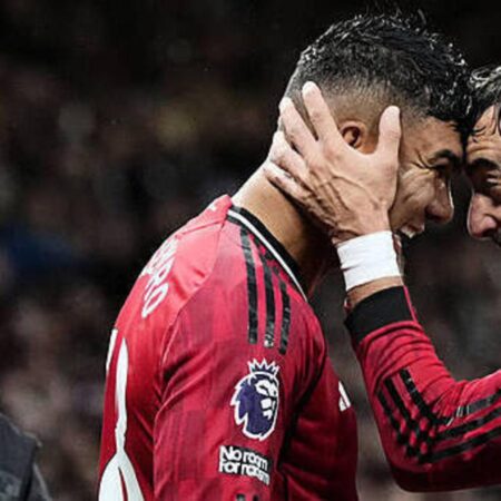 Robert Sanchez sends message to Chelsea fans after red card in Man Utd defeat – Metro.co.uk