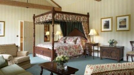 Luton Hoo Hotel hosts auction to sell thousands of items – BBC