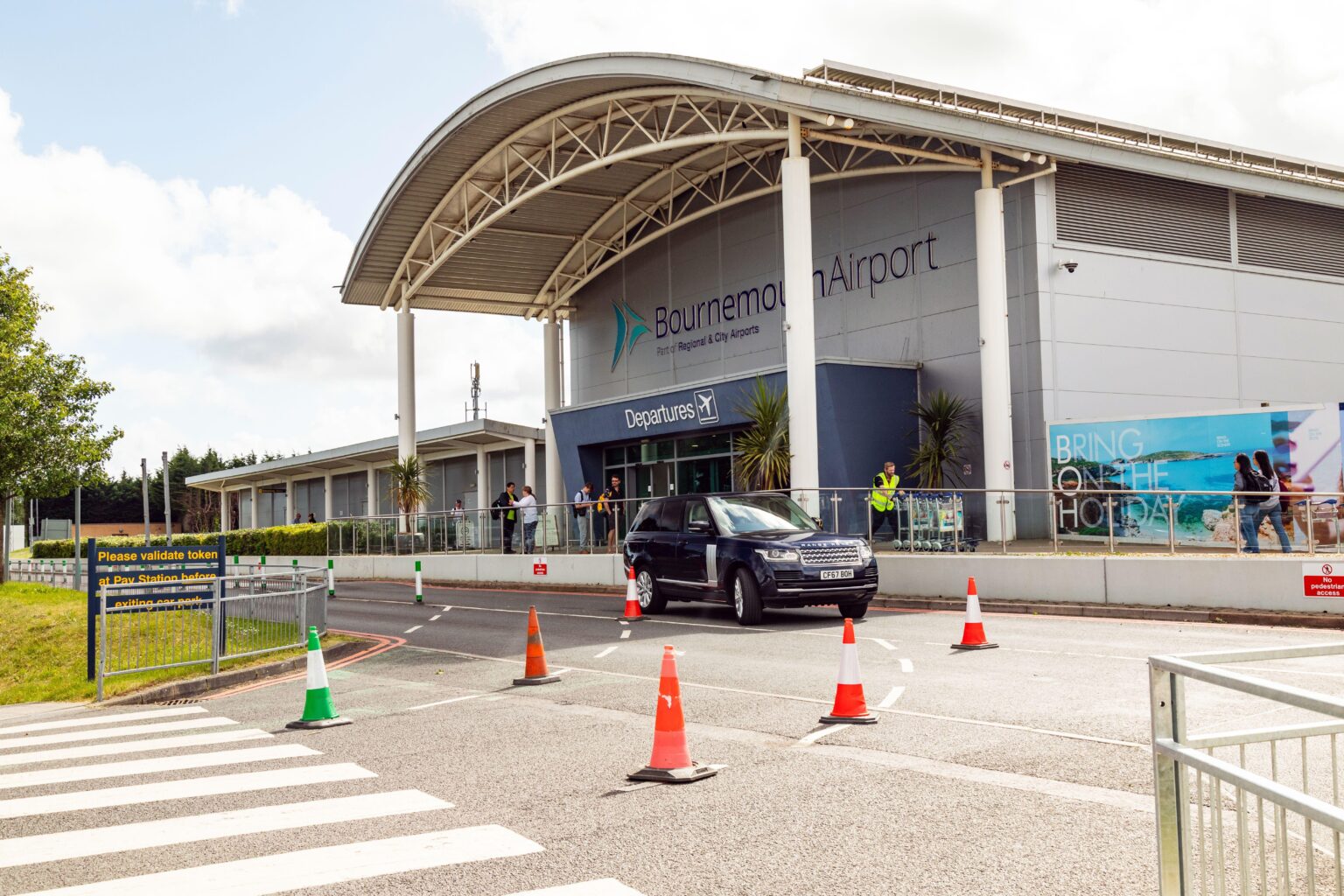 Bournemouth Airport strikes called off as workers are balloted on pay | News – Greatest Hits Radio – hellorayo.co.uk