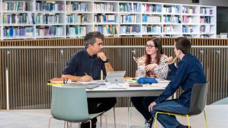 Cambridge’s tourism risks commodifying students – varsity.co.uk